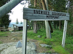 Skylten vid Sveriges Geografiska Mittpunkt i Torpshammar Flataklocken.