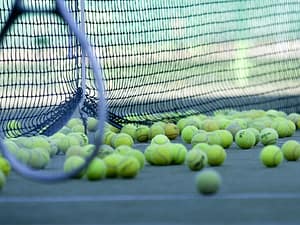 Racket och bollar på planen för Tennis i Ånge.