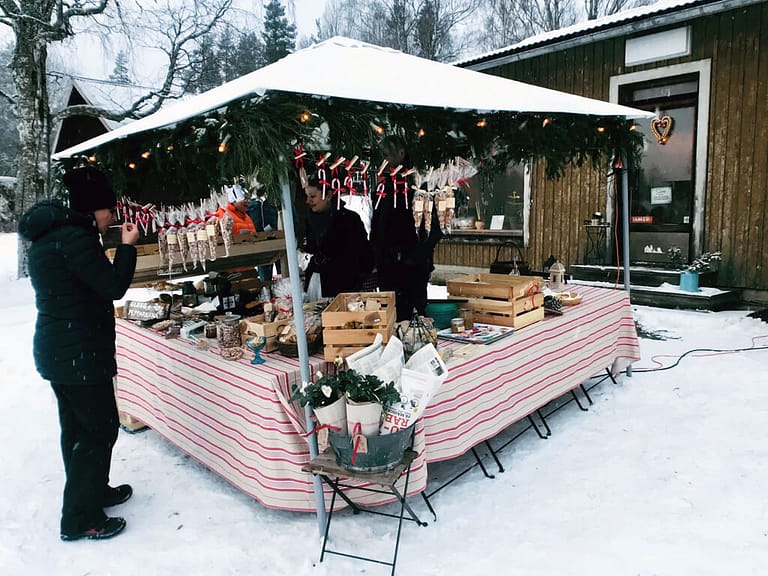 Julmarknad på Löfstrandhs Café och Lanthandel .