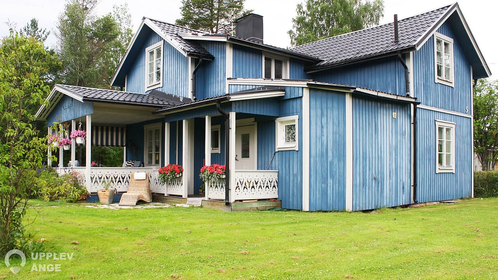 Fin villa på Hovslagargränd 5 i Alby vid ett lugnt och barnvänligt område.