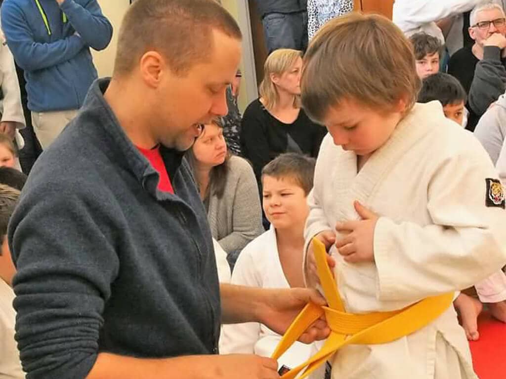 Ånge Judoklubb ger gult bälte till en utövare.