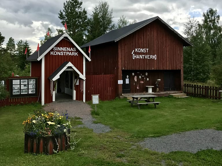 Ingången av Sinnenas konstpark vid Ånge Camping.