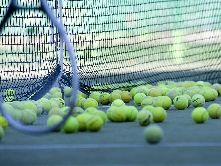 Racket och bollar på planen för Tennis i Ånge.
